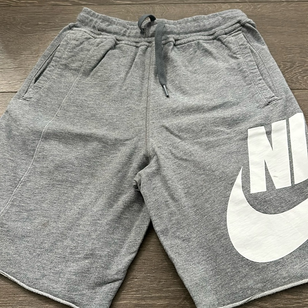 Boys Nike jogger shorts. Size medium 10-12 grey and white